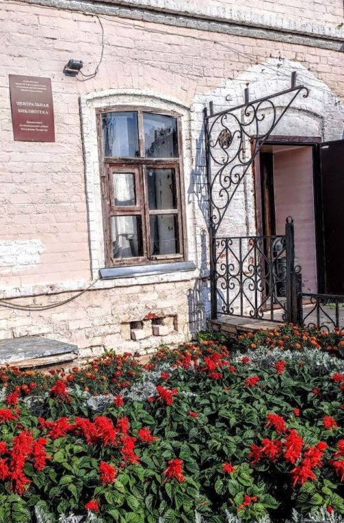Семья Андреевых в Год педагога и наставника передала в дар Лаишевской центральной библиотеке комплект книг