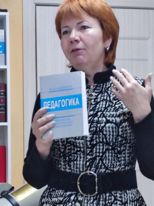 Семья Андреевых в Год педагога и наставника передала в дар Лаишевской центральной библиотеке комплект книг