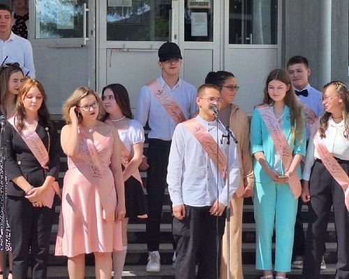 Лаешның 2нче мәктәбендә 9нчы сыйныф укучыларына аттестатлар тапшыру тантанасы булды