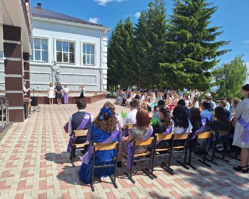 Лаешның 2нче мәктәбендә 9нчы сыйныф укучыларына аттестатлар тапшыру тантанасы булды