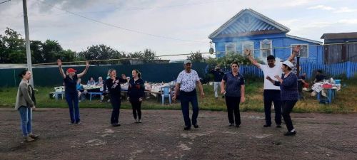 В Атабаево на празднике улицы пили чай из самовара и варили хашламу в казанах