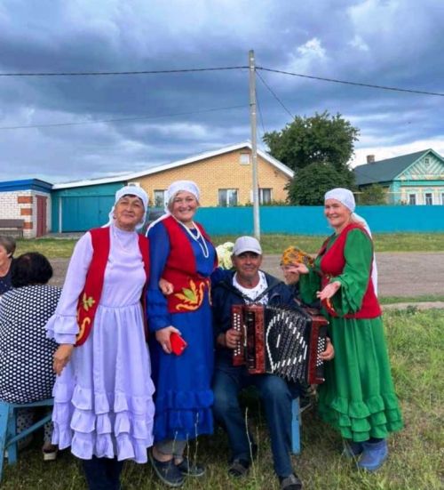 В Атабаево на празднике улицы пили чай из самовара и варили хашламу в казанах