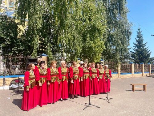 Большие Кабаны встречали Яблочный Спас играми, песнями и плясками