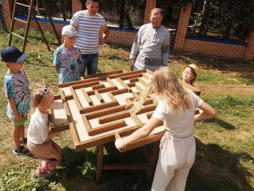 Большие Кабаны встречали Яблочный Спас играми, песнями и плясками