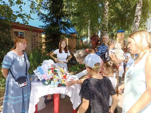 Большие Кабаны встречали Яблочный Спас играми, песнями и плясками