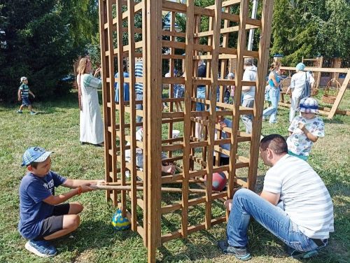 Большие Кабаны встречали Яблочный Спас играми, песнями и плясками