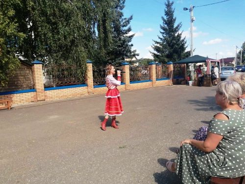 Большие Кабаны встречали Яблочный Спас играми, песнями и плясками