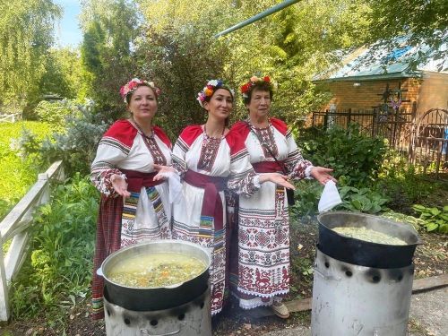 Большие Кабаны встречали Яблочный Спас играми, песнями и плясками