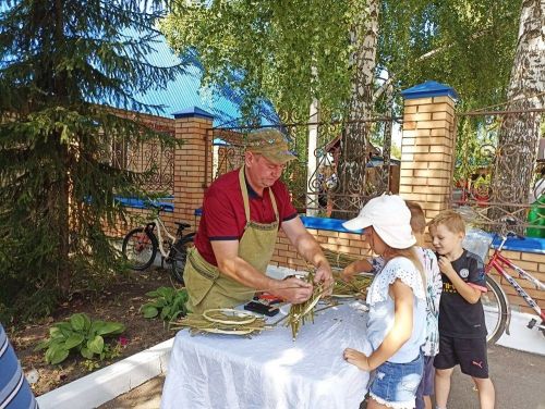 Большие Кабаны встречали Яблочный Спас играми, песнями и плясками