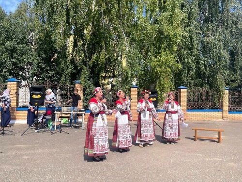 Большие Кабаны встречали Яблочный Спас играми, песнями и плясками