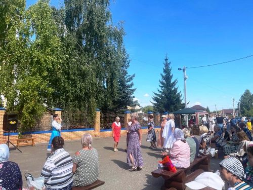Большие Кабаны встречали Яблочный Спас играми, песнями и плясками