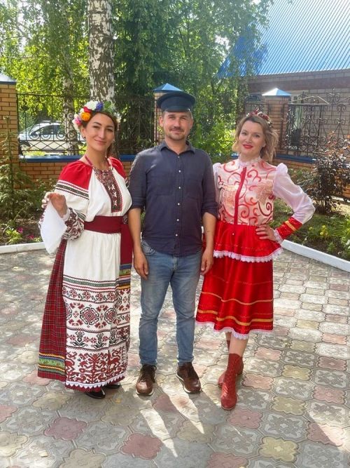Большие Кабаны встречали Яблочный Спас играми, песнями и плясками