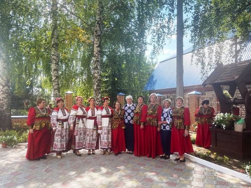 Большие Кабаны встречали Яблочный Спас играми, песнями и плясками