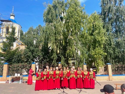 Большие Кабаны встречали Яблочный Спас играми, песнями и плясками