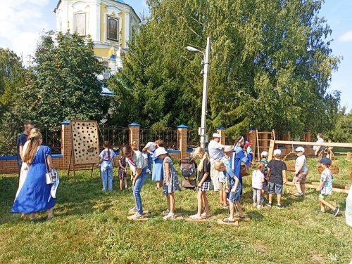 Большие Кабаны встречали Яблочный Спас играми, песнями и плясками