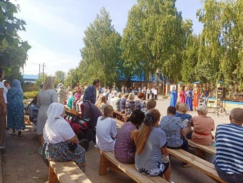 Большие Кабаны встречали Яблочный Спас играми, песнями и плясками