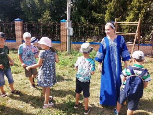 Большие Кабаны встречали Яблочный Спас играми, песнями и плясками