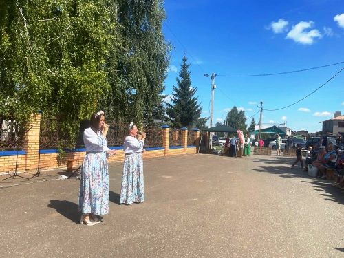 Большие Кабаны встречали Яблочный Спас играми, песнями и плясками