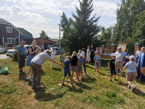 Большие Кабаны встречали Яблочный Спас играми, песнями и плясками
