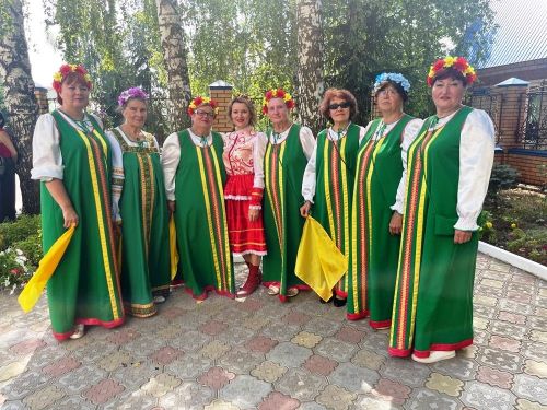 Большие Кабаны встречали Яблочный Спас играми, песнями и плясками