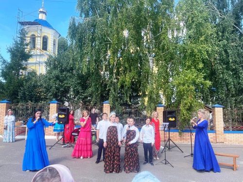 Большие Кабаны встречали Яблочный Спас играми, песнями и плясками