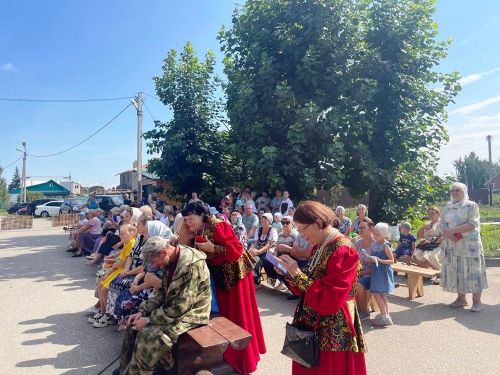 Большие Кабаны встречали Яблочный Спас играми, песнями и плясками