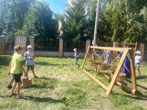 Большие Кабаны встречали Яблочный Спас играми, песнями и плясками
