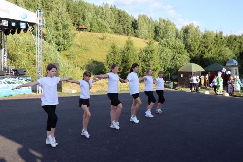 Сегодня село Среднее Девятово Лаишевского района принимает гостей из Татарстана и России