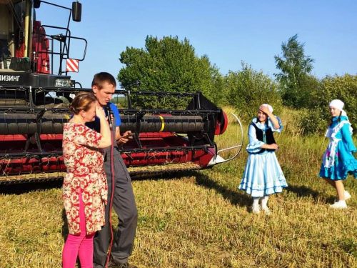 Уборочная страда: концерт для комбайнеров дали прямо в поле