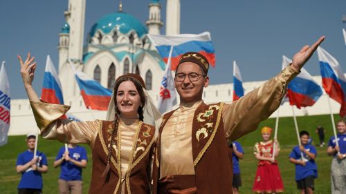 Под Казанским Кремлем развернули самый большой флаг России в ПФО