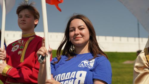 Под Казанским Кремлем развернули самый большой флаг России в ПФО