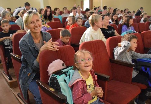 В Песчаных Ковалях помогли собраться в школу 58-ми школьникам