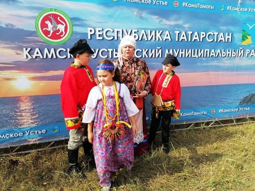 Семейный ансамбль из Лаишевского района пел на Яблочном Спасе в селе Красновидово