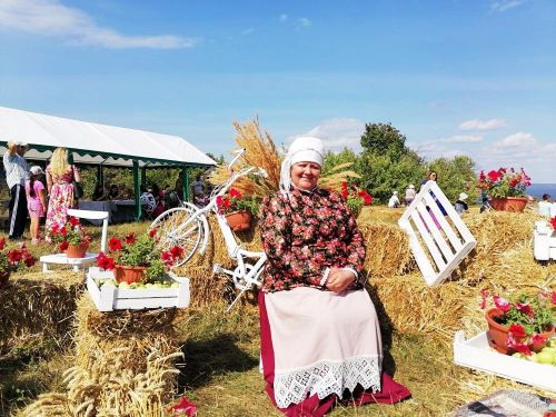 Семейный ансамбль из Лаишевского района пел на Яблочном Спасе в селе Красновидово