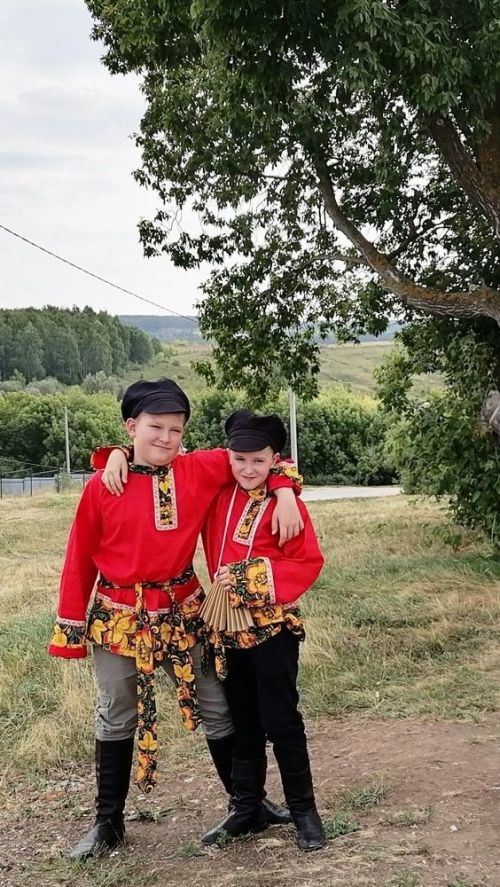 Семейный ансамбль из Лаишевского района пел на Яблочном Спасе в селе Красновидово
