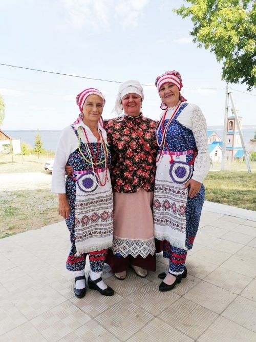 Семейный ансамбль из Лаишевского района пел на Яблочном Спасе в селе Красновидово