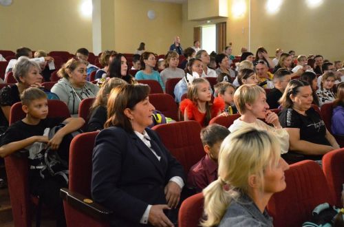 В Песчаных Ковалях помогли собраться в школу 58-ми школьникам