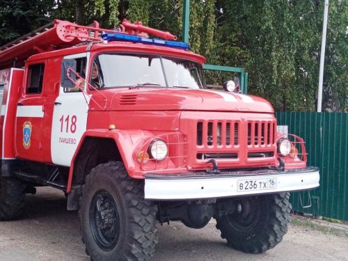 Две пожарные машины и скорая помощь въехали в ворота Лаишевской школы-интерната