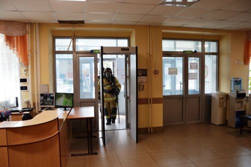 Две пожарные машины и скорая помощь въехали в ворота Лаишевской школы-интерната