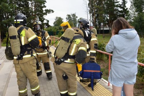 Две пожарные машины и скорая помощь въехали в ворота Лаишевской школы-интерната
