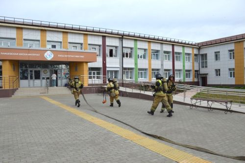 Две пожарные машины и скорая помощь въехали в ворота Лаишевской школы-интерната