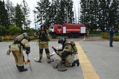 Две пожарные машины и скорая помощь въехали в ворота Лаишевской школы-интерната