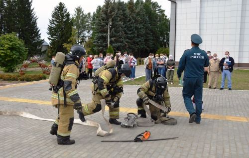 Две пожарные машины и скорая помощь въехали в ворота Лаишевской школы-интерната