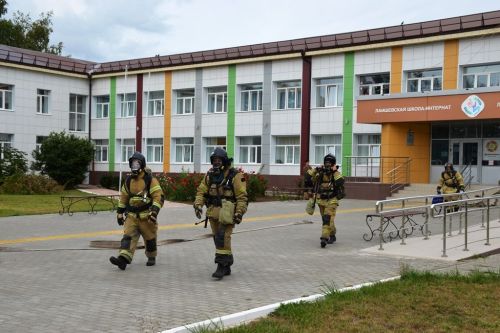 Две пожарные машины и скорая помощь въехали в ворота Лаишевской школы-интерната