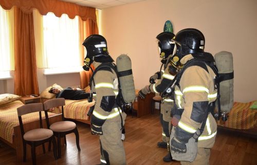 Две пожарные машины и скорая помощь въехали в ворота Лаишевской школы-интерната