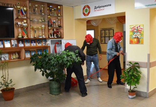 Две пожарные машины и скорая помощь въехали в ворота Лаишевской школы-интерната