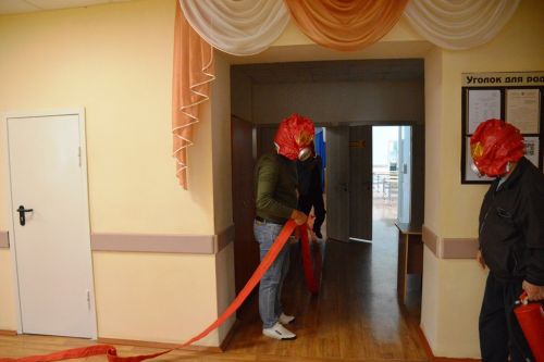 Две пожарные машины и скорая помощь въехали в ворота Лаишевской школы-интерната