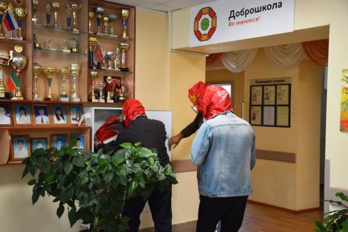 Две пожарные машины и скорая помощь въехали в ворота Лаишевской школы-интерната
