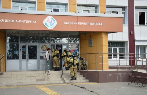 Две пожарные машины и скорая помощь въехали в ворота Лаишевской школы-интерната