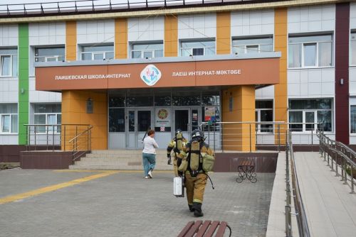 Две пожарные машины и скорая помощь въехали в ворота Лаишевской школы-интерната